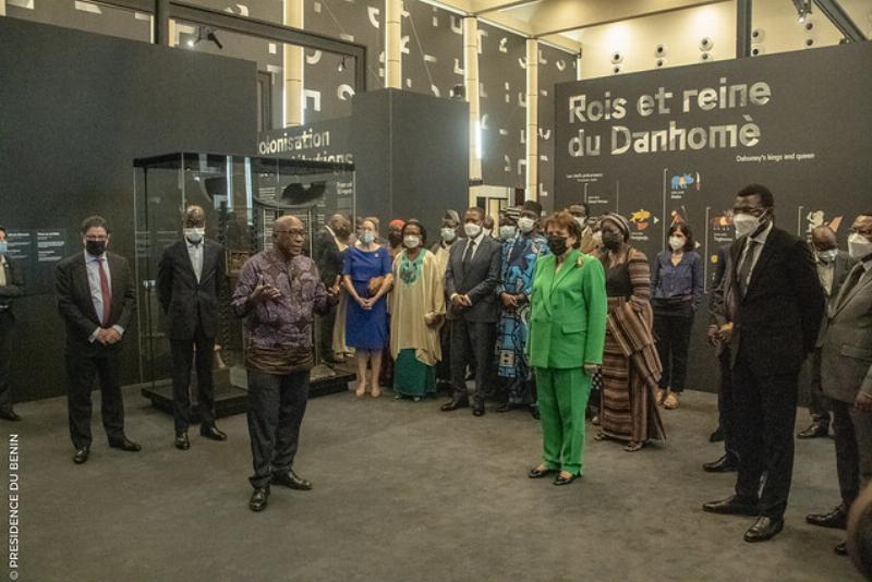 Collection de statues en bois anciennes exposées dans un musée français
